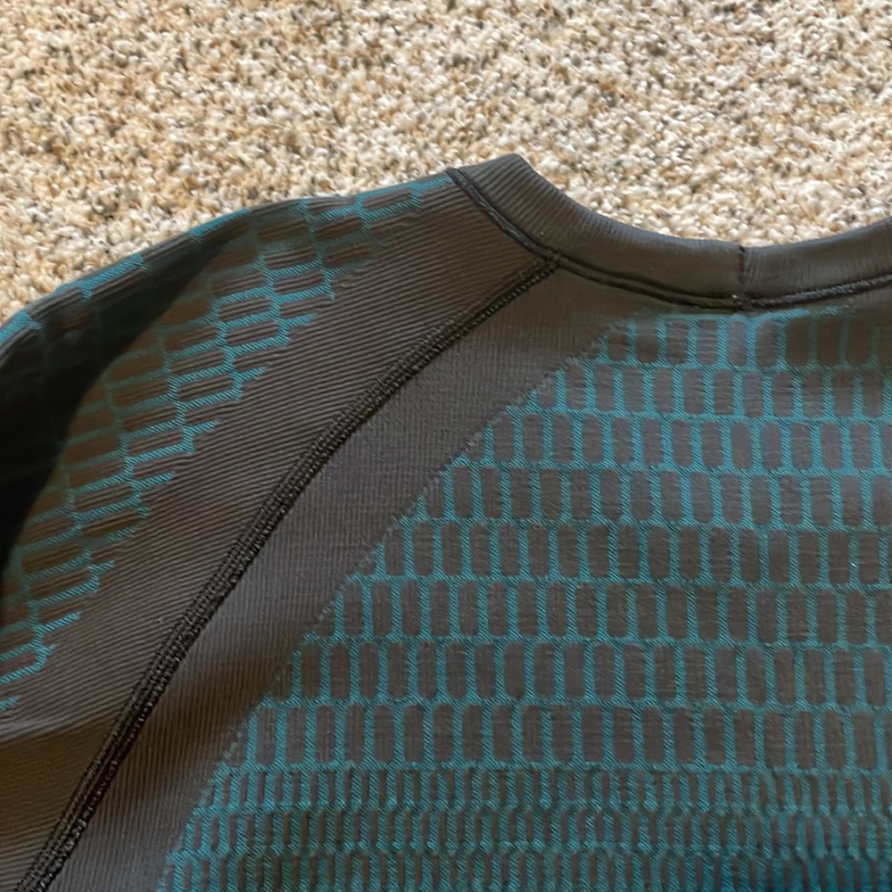 Lululemon womens long sleeve, size 8 - Picture 3 of 3